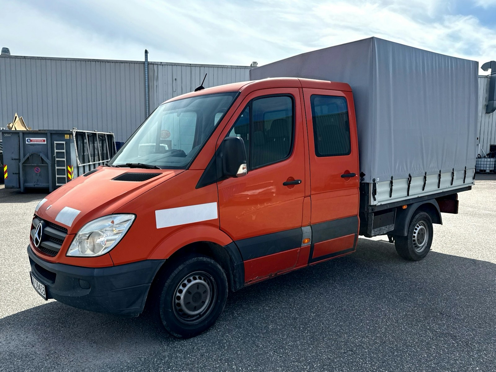 Mercedes-Benz Sprinter med dobbel kabin og lasteplan med kapell